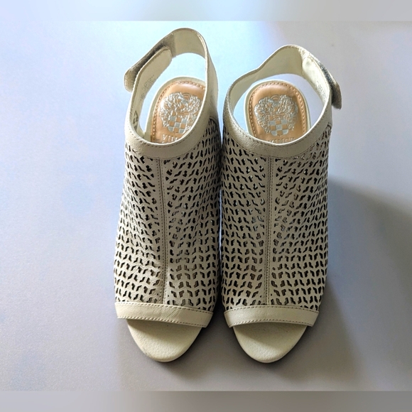 Designer Vince Camuto Perforated Leather Peep Toe Sandals. Size 5M/35 Like New! - Picture 4 of 16
